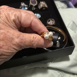 Elegant Gold and Pearl Women's Ring